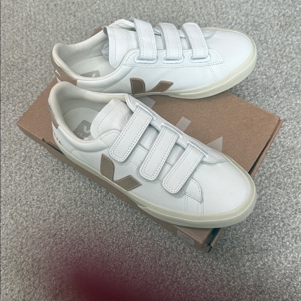 Veja women’s White and rose gold Sneakers - Picture 3 of 8